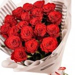 Букет в упаковці "19 червоних троянд" - image-1